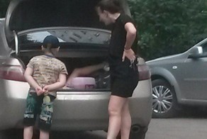 В Омске мать катала детей в багажнике