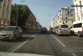 В Брянске маршрутка перевернула грузовую