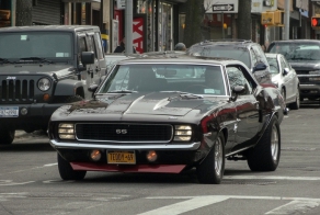 Старые автомобили на улицах Нью-Йорка