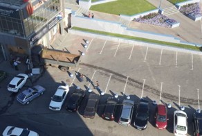 В Барнауле грузовик врезался в здание клуба