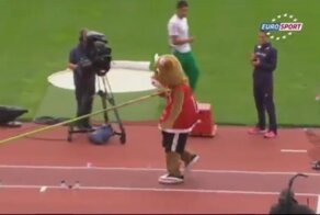 Спортивный талисман показал, как надо прыгать с шестом