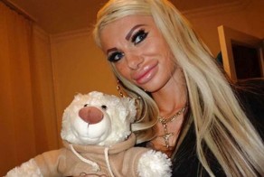 Девушки и парни, явно переборщившие с ботоксом