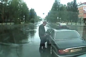 Не смог проехать мимо умирающего котёнка 