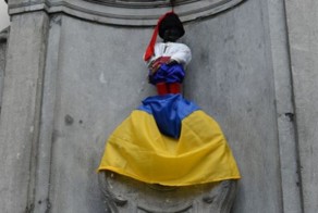 Писающий мальчик в Брюсселе описал флаг Украины