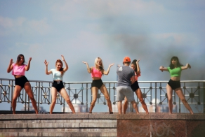 Девушки танцуют