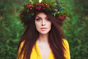 Девушки с цветочными венками