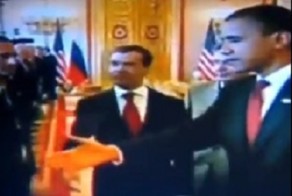 Обаму опустили не подав руки