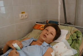 Журналист берет интервью у раненой жительницы Луганска