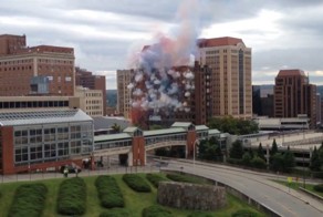 В Нью-Йорке устроили красочное шоу из взрыва старого отеля