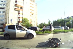 Девушка сбила пацанов