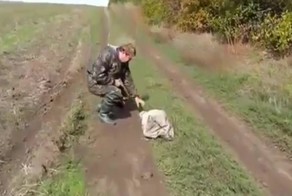 Охотники спасли собаку от верной смерти