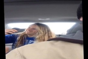 Отец заснял свою дочь, когда она делала селфи 