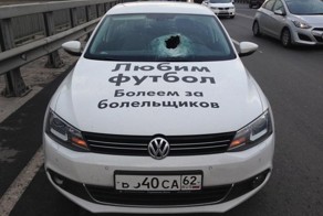 Отлетевшая от грузовика пружина пробила лобовое легковушки 