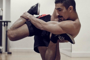 Резиновый человек, закручивающий свое тело в узлы