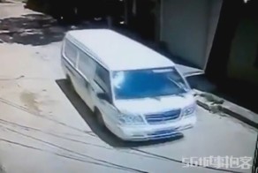 Попав под колеса фургона малыш чудом остался жив