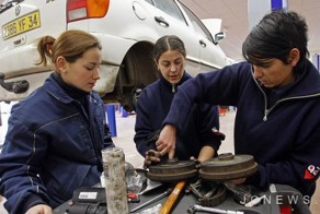 В гараже только женщины: вам — массаж, машине — ремонт