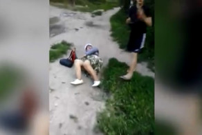 Подросток жестоко избивает бабушку