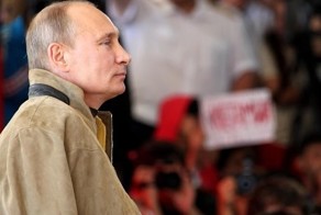 Владимир Путин выступает на Селигере
