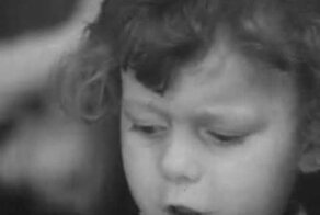 маленький мальчик читает стих Р.Рождественского