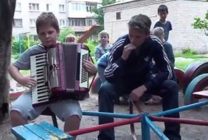 Мальчик играет во время арт обстрела