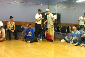 Одноногий парень танцует брейк-данс