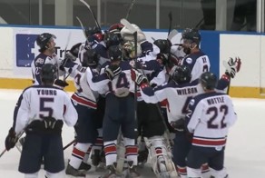 Хоккеист отпраздновал заброшенную шайбу необычным образом