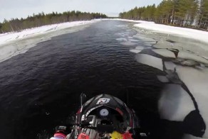 Езда на снегоходе по реке