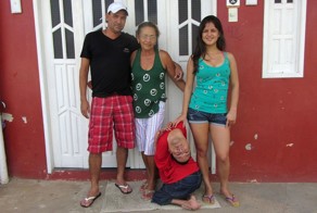 Мужчина с перевёрнутой головой