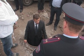Что делал вице-мэр Барнаула в канализационном люке?