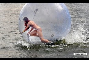 Пляжный прикол девушка в шаре