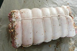 Девушка в драных джинсах