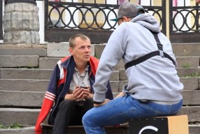 Уличные музыканты удивили бездомного