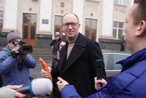 Арсению Петровичу Яценюку Дурнев подарил морковку! Как символ власти.