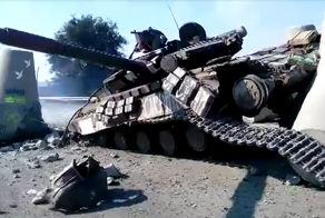 Разбитый танк на блокпосту