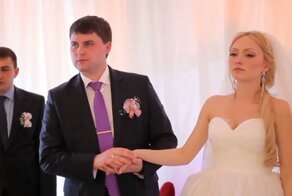 Мама читает стих дочери на свадьбе