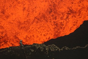 Два канадца залезли с камерой в огненное жерло вулкана