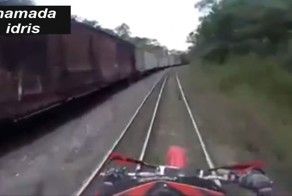 Почему катание на мотоцикле по железной дороге не самая лучшая идея