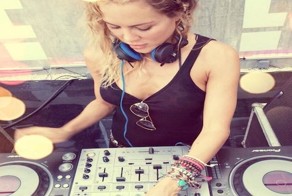 Что на самом деле происходит за столом у модных псевдодиджеев