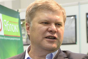 «Яблоко» подозревают в сотрудничестве с Госдепом США