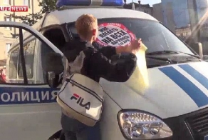 Активист «Стоп-хама» наклеил стикер на полицейское авто