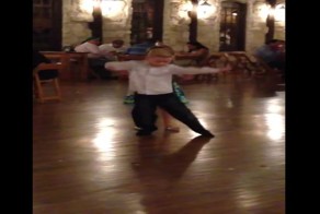 Мальчик показал мастер-класс по танцам