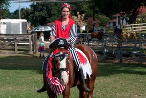 Смешные лошади в маскарадных костюмах