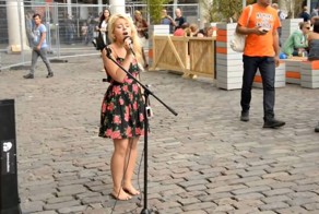 Талантливая босоногая уличная певица