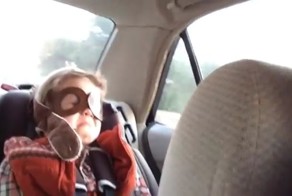 Мальчик плачет под грустную песню