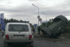 В Омске перевернулся танк