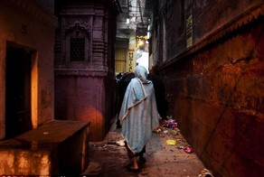 Муж на три года запер жену за то, что она родила ему дочь