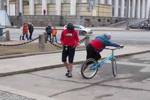 Бабушка на велосипеде шокировала питерцев