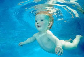 Плавающие под водой младенцы