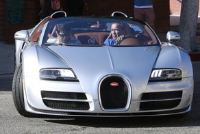 Арни засветился за рулем Bugatti Veyron