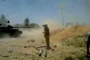 Бои в Ливии (2011 г.) Взрыв снаряда в танке Т-55